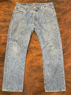 Levi's 501 Men's Straight Jeans in medium Blue Wash
